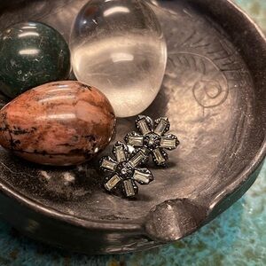Rinestone flower stud earrings